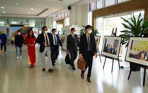 Các vị khách Nhật Bản thích thú với không gian giao lưu văn hóa Việt - Nhật tại Lễ hội giao lưu văn hóa Việt Nhật lần thứ 7, năm 2022 tại Đại học Đông Á 